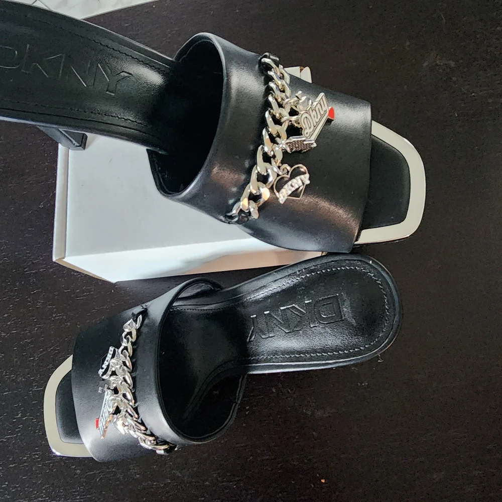 NWOT DKNY Black Slide Sandals with Silver Chain and Charms Size 6.5